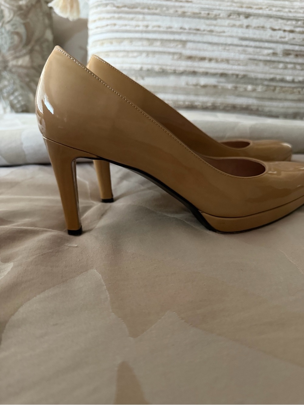 Stuart Weitzman Women’s Beige Patent Leather Pointed-Toe Pumps - Picture 3 of 3